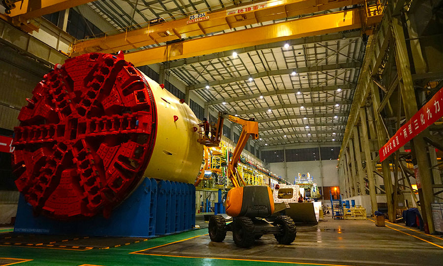 廣州位于珠三角沖積平原，地質條件復雜，素有“地質博物館”之稱，地鐵隧道施工難度較大。為確保盾構機按時進場、滿足復雜地層適應性和生產制造要求，鐵建重工進行了針對性設計，充分保證了盾構機的適應性。圖為盾構機生產車間一隅。（李濱 攝）