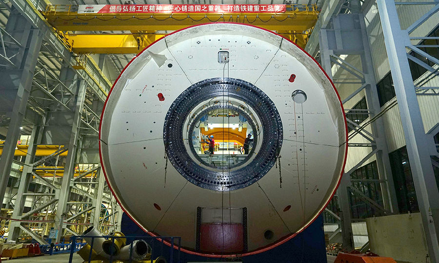 圖為工作人員正在進行盾體關鍵設備的安裝。（李濱 攝）