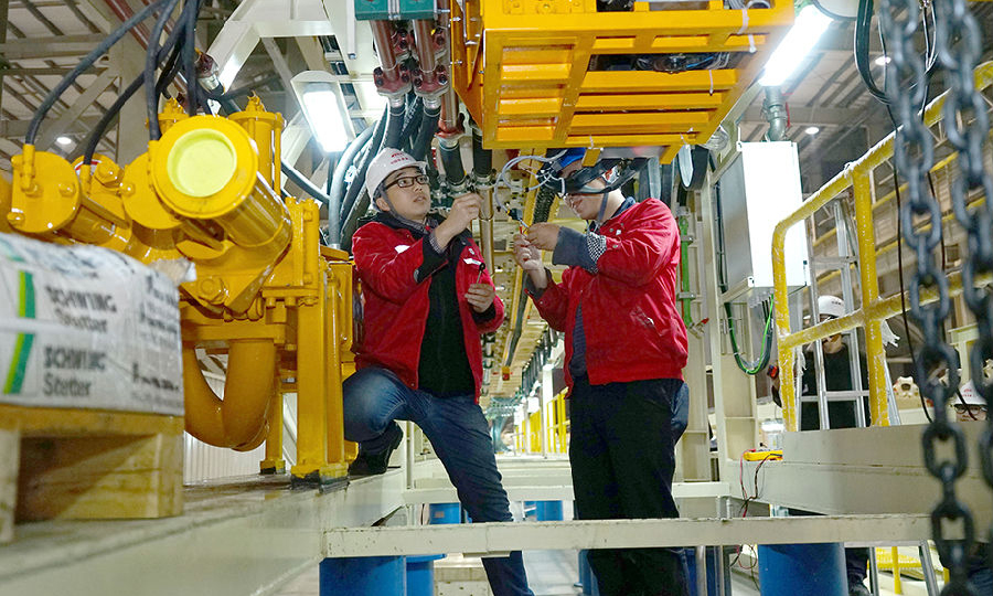 圖為電氣班工作人員進行后配套電氣檢查。（李濱 攝）