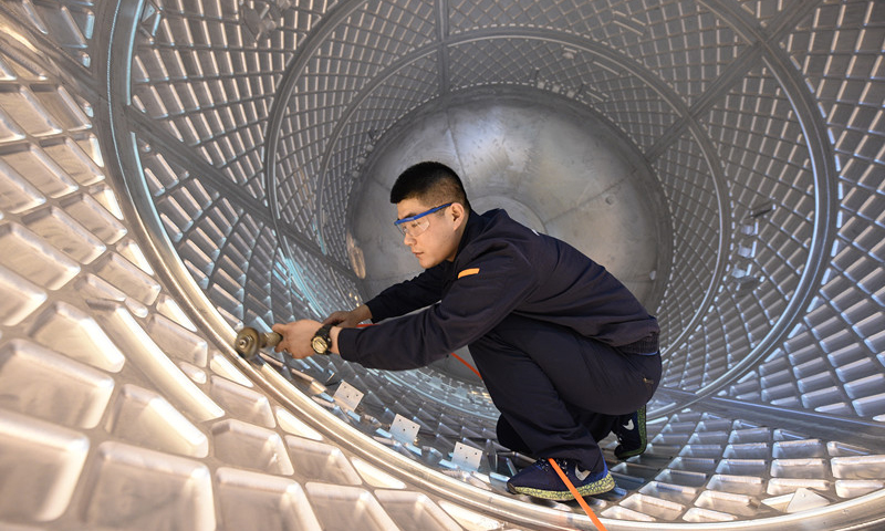 2018年，中國航天科技集團有限公司一院211廠貯箱（用途：裝液體推進劑）年產量創下新紀錄2019年貯箱生產任務。今年以來，211廠精準策劃、系統布局，立足資源整合、內部挖潛，用好考核激勵，繼續流程優化，持續貫徹實施貯箱焊接“一次成”理念，全面保障2019年型號生產任務的圓滿完成。圖為211廠員工在貯箱生產一線專注工作。（寧麗紅 文  宿東 攝）