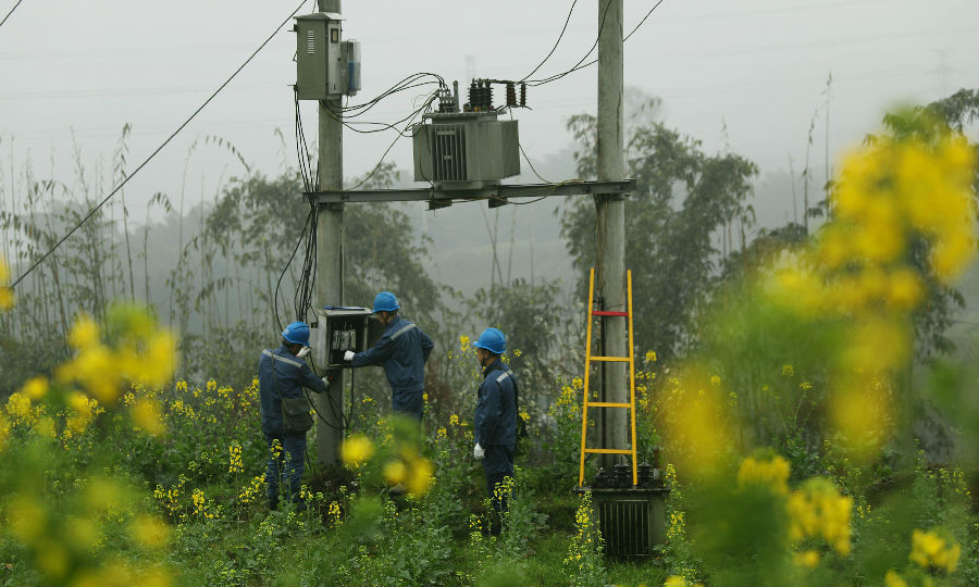 2月23日，南方電網貴州赤水供電局黨員服務隊在天臺鎮星光村檢查維護農業用電設備。