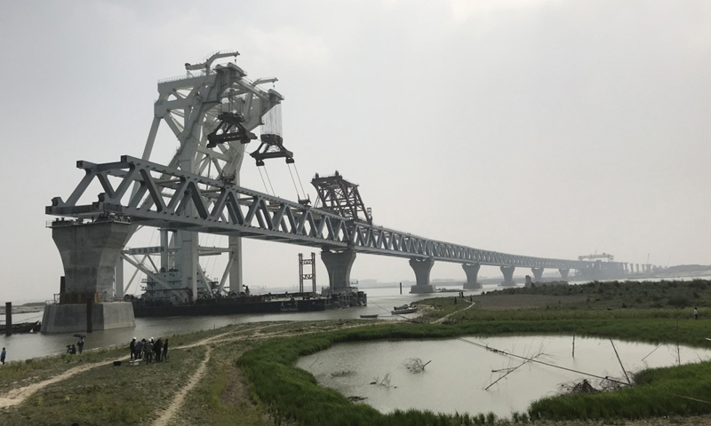 圖為2月20日，在孟加拉國帕德瑪河上，中國建造的萬噸級中心架梁起重船“天一號”將總重超過3000噸的鋼梁架設到橋墩上。新華社發（段永紅 攝）