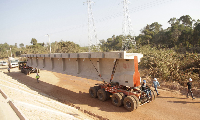 圖為2月9日在老撾首都萬象拍攝的楠科內河特大橋架梁施工現場。新華社發（臧衡 攝）