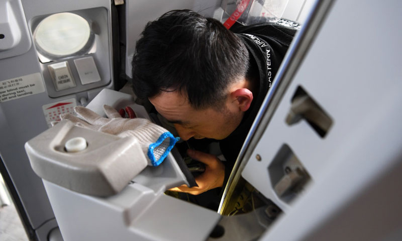 圖為1月17日，在東航技術甘肅分公司，檢修人員檢修飛機客艙艙門。（新華社記者 范培珅 攝）