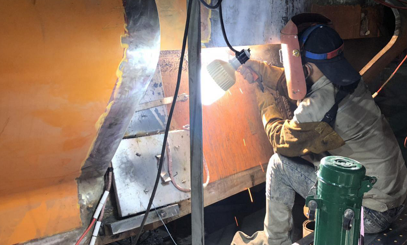 在白鶴灘百萬千瓦機組轉輪研發過程中，東方電機在三峽、溪洛渡等世界巨型水輪發電機組成功研制的基礎上，對于產品設計、工藝進行了大量自主創新，取得一系列重要成果，彰顯了將“大國重器”牢牢掌握在自己手中的中國實力。圖為白鶴灘左岸地下廠房內，工人在進行焊接作業。   國務院國資委網站 張曉哲 攝