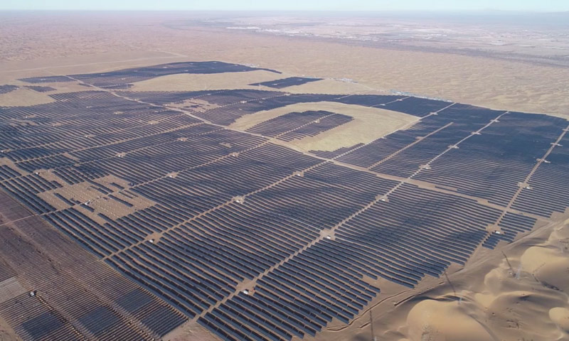 12月31日，中國能源建設集團北方建投山西電建總承包的內蒙古庫布其沙漠光伏項目150MWp全部并網發電，這也標志著內蒙古庫布其沙漠1000MWp太陽能治沙發電綜合示范項目二期200MWp光伏發電項目圓滿投運。圖為庫布其光伏治沙項目全景。