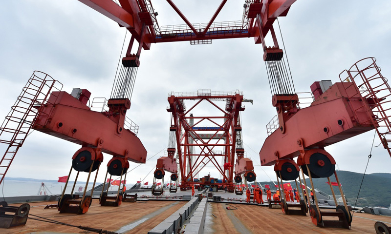 平潭海峽公鐵兩用大橋是新建福州至平潭鐵路、長樂至平潭高速公路的關鍵性控制工程。圖為12月28日，平潭海峽公鐵兩用大橋大小練島水道橋上的兩臺架梁吊機在作業中。（新華社記者 林善傳 攝）