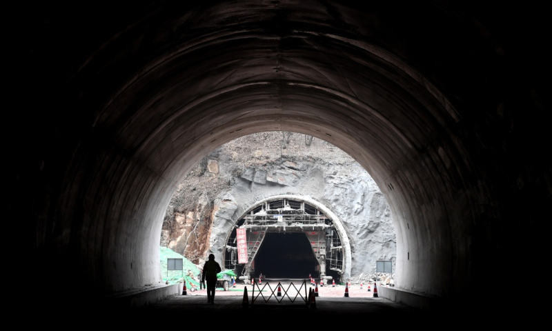 12月26日，由中交一公局承建的濟陽（河南濟源至山西陽城）高速公路濟源段穿越太行山隧道群順利貫通。圖為12月25日拍攝的隧道施工現場。（新華社記者 朱祥 攝）