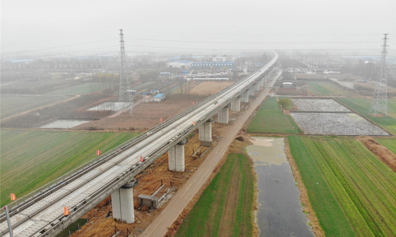 圖為12月2日拍攝的魯南高鐵山東臨沂段。（新華社記者 邢廣利 攝）
