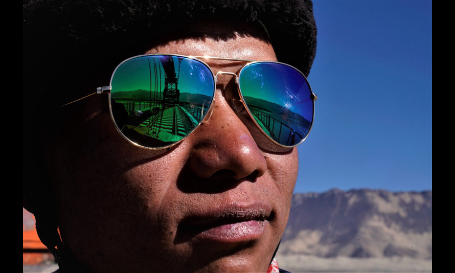 圖為11月26日，一名施工人員在川藏鐵路拉林段貢嘎雅魯藏布江特大橋施工現場。（新華社記者 普布扎西 攝）