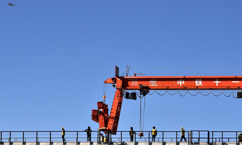 圖為11月26日，中鐵十一局施工人員在川藏鐵路拉林段貢嘎雅魯藏布江特大橋上鋪軌。（新華社記者 覺果 攝）