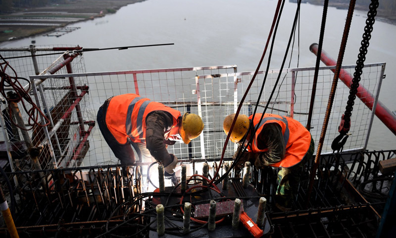 商合杭鐵路由河南商丘站引出，途經安徽亳州、阜陽、合肥等地區，在蕪湖跨越長江，引入杭州站，線路全長794.55公里，設計時速350公里。圖為11月17日，施工人員在商合杭鐵路跨淮河特大橋合龍現場作業。（新華社記者 劉軍喜 攝）