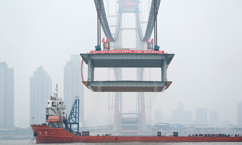 圖為11月15日，纜載吊機在吊裝重達1000噸的鋼梁。（新華社記者 程敏 攝）