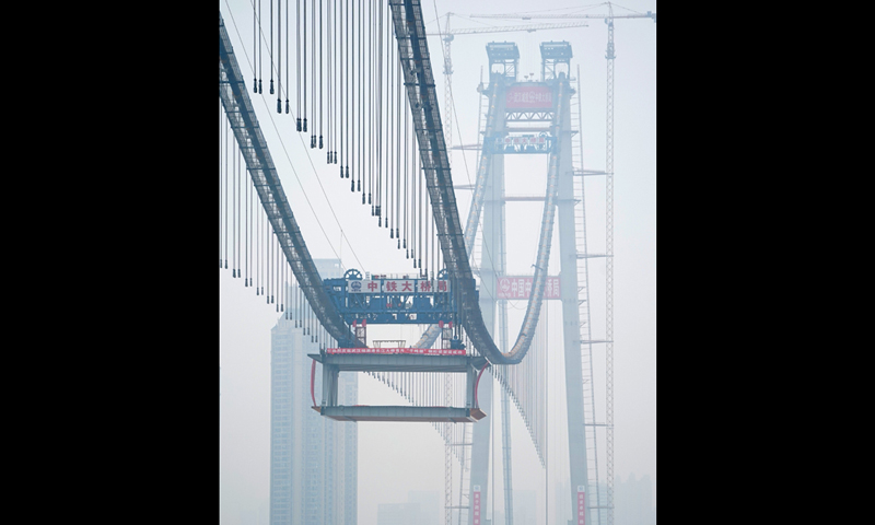 圖為11月15日，1000噸重的鋼梁吊裝到位。（新華社記者 程敏 攝）
