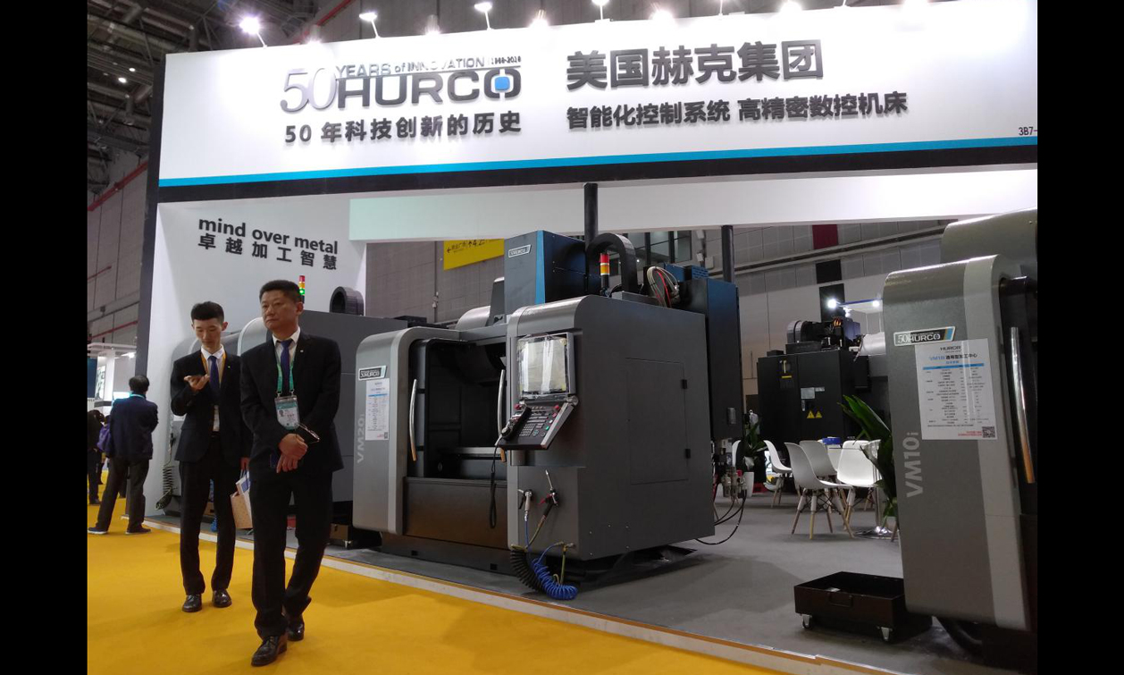 首屆中國國際進口博覽會自11月5日開幕以來，聚焦了全世界的目光。其中，代表未來工業發展方向的智能及高端裝備展區備受關注。來自中國國際進口博覽會的數據顯示，11月7日，該展館參觀人數高達9.35萬人，漂洋過海的高、精、尖展品也吸引了不少中央企業，有的企業已經成為央企的合作伙伴，詮釋著“買全球 賣全球”的精彩。圖為首屆進博會現場，美國赫克集團展出的VM系列通用型數控機床等產品。（國資報告記者 原詩萌 攝影報道）
