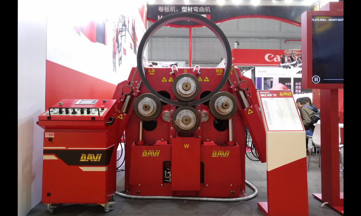 圖為首屆進博會現場，意大利DAVI公司展出的卷板機、型材彎曲機等高端裝備。（國資報告記者 原詩萌 攝影報道）