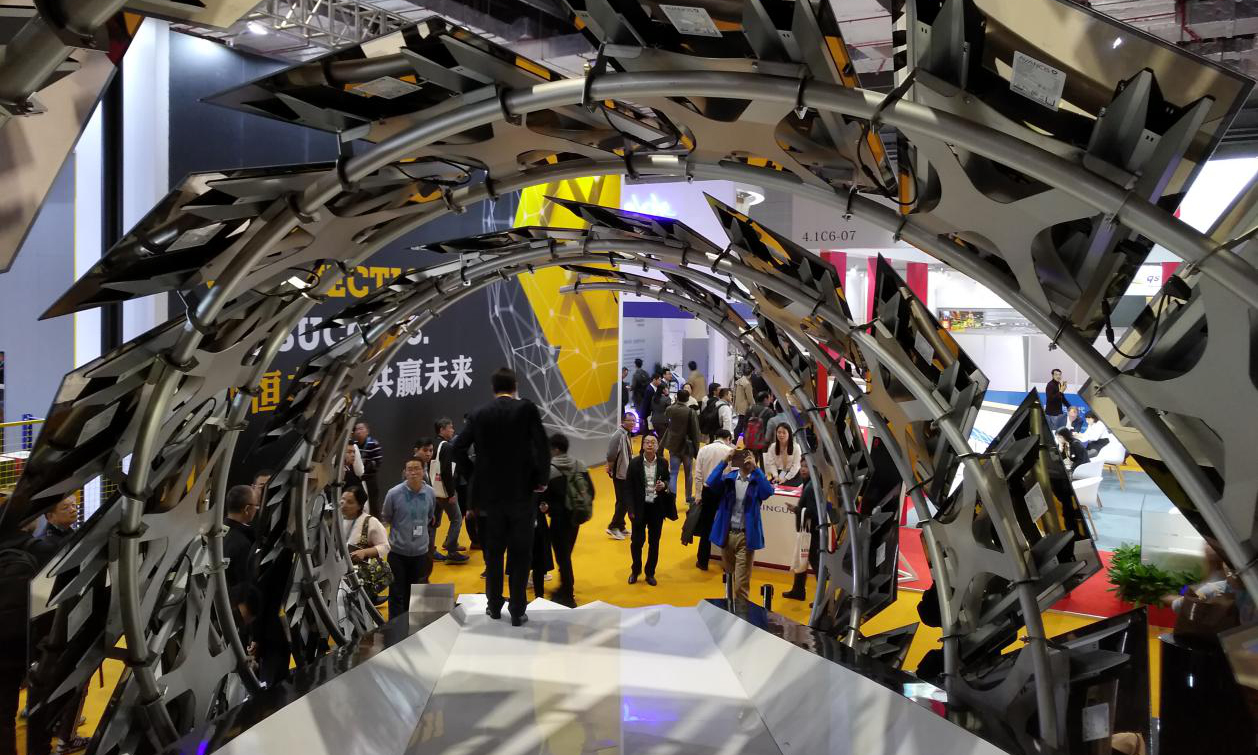 圖為首屆進博會現場，德國的太陽能企業Avancis展出一套充滿未來感的光伏一體化建筑。（國資報告記者 原詩萌 攝影報道）