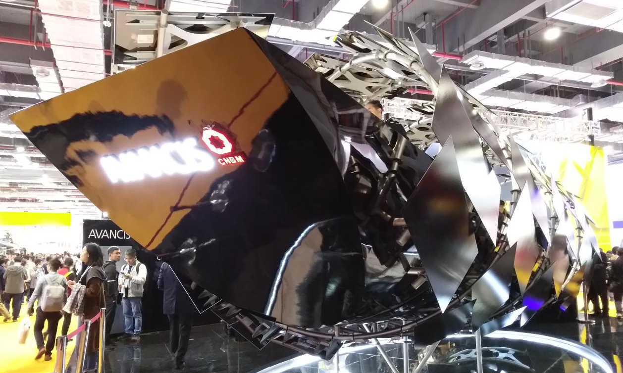 這套建筑集藝術性和無毒環保的銅銦鎵硒（CIGS ）發電功能于一體，即可用作幕墻的發電玻璃。而早在2014年，中國建材集團就已經收購了Avancis的核心業務。（國資報告記者 原詩萌 攝影報道）