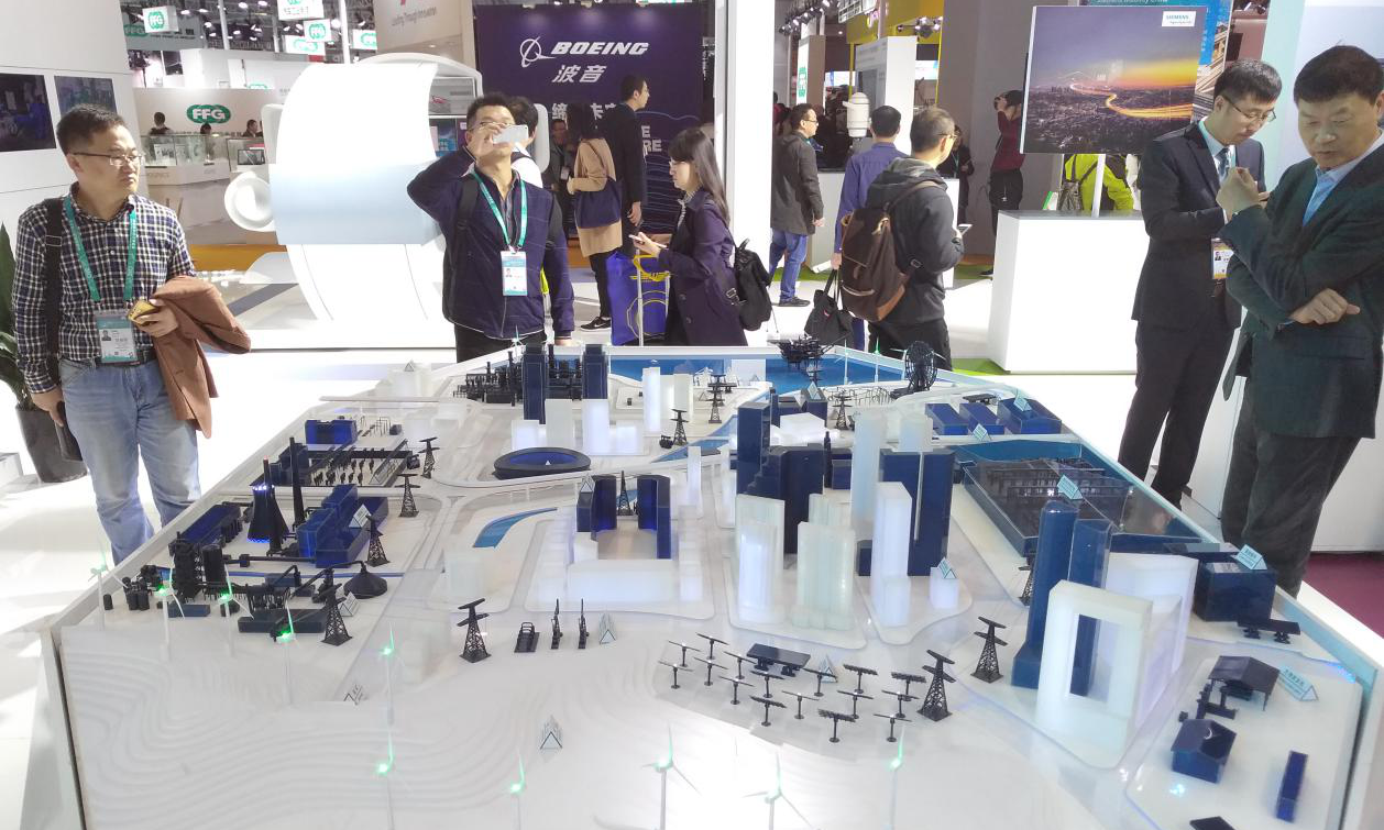 在首屆進博會上，耕耘中國市場多年的西門子公司可謂收獲滿滿，與國家電網公司、河鋼集團、哈爾濱地鐵集團等多家央企和國企簽訂了采購協議和合作協議。圖為西門子公司展臺的“博大精深，同心致遠”沙盤，全面展示了西門子公司在工業設施、電廠、交通網絡等領域的數字化技術和解決方案。（國資報告記者 原詩萌 攝影報道）