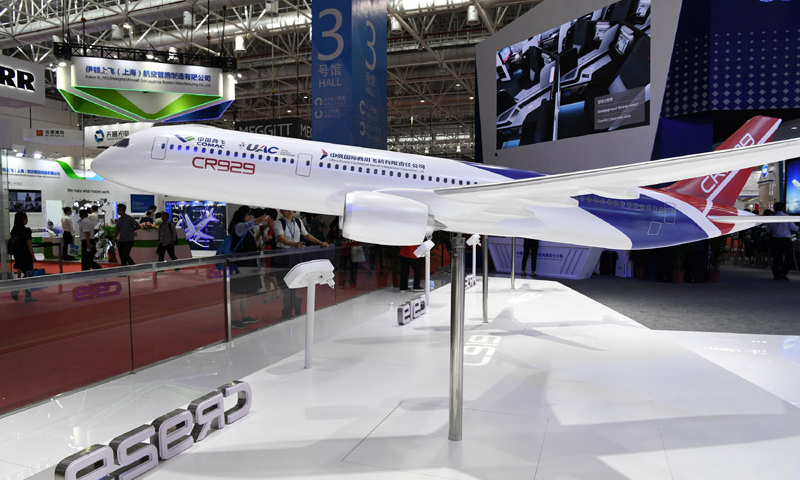 圖為11月7日，現場展示的CR929模型。（新華社記者 梁旭 攝）