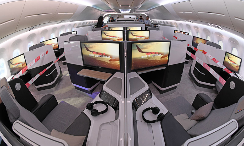 圖為11月7日，現場展出的CR929遠程寬體客機1:1樣機客艙內部。（新華社記者 梁旭 攝）