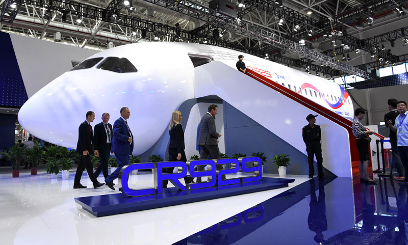 圖為11月7日，現場展出的CR929遠程寬體客機1:1樣機。（新華社記者 梁旭 攝）
