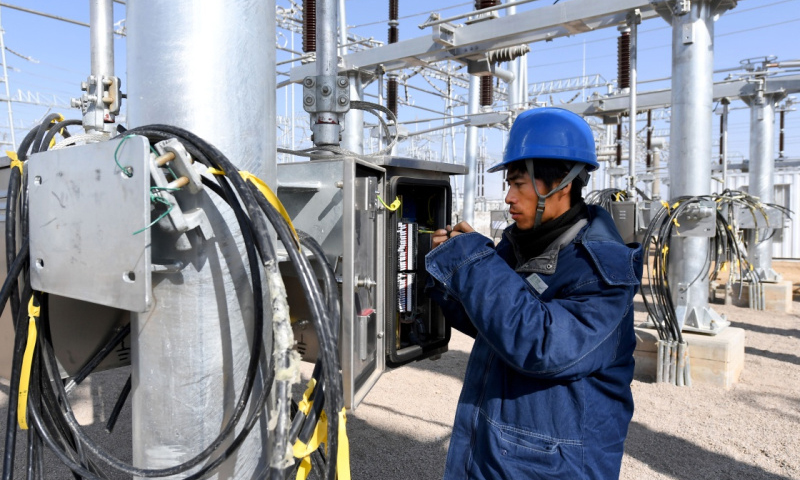 該工程總投資50.3億，涉及陜西榆林、延安、銅川、咸陽、渭南、西安6市22縣市區，建成后將滿足陜北電力送出、新能源消納和陜西關中地區電力供應需求，帶動陜西將資源優勢轉化為經濟優勢。圖為11月6日，國家電網陜西省電力公司的工作人員在陜北風電基地750千伏集中送出工程定靖750千伏變電站進行二次回路查線。（新華社記者 劉瀟 攝）