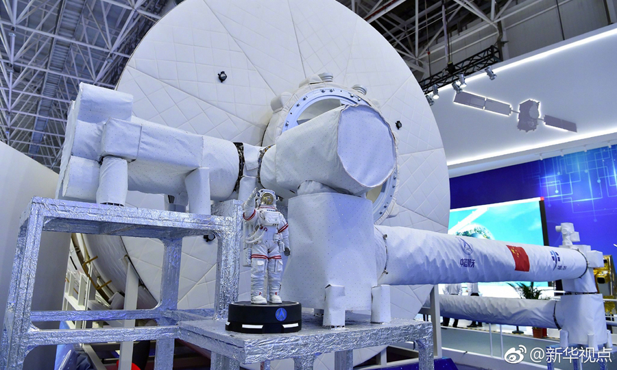 在11月6日開幕的珠海航展上，中國空間站“天宮”核心艙首次公開亮相，這將是未來中國人探索宇宙、太空駐留的“宇宙之家”，預計將于2022年前后完成在軌建造，成為國家級太空實驗室。（新華社記者 胡喆 梁旭）