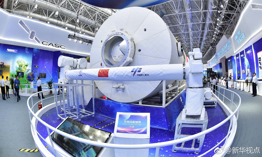 在11月6日開幕的珠海航展上，中國空間站“天宮”核心艙首次公開亮相，這將是未來中國人探索宇宙、太空駐留的“宇宙之家”，預計將于2022年前后完成在軌建造，成為國家級太空實驗室。（新華社記者 胡喆 梁旭）