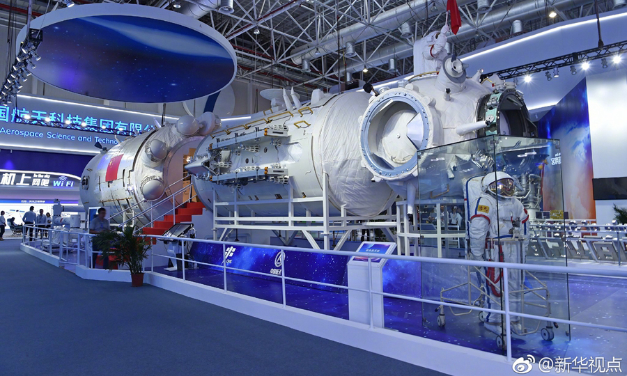 在11月6日開幕的珠海航展上，中國空間站“天宮”核心艙首次公開亮相，這將是未來中國人探索宇宙、太空駐留的“宇宙之家”，預計將于2022年前后完成在軌建造，成為國家級太空實驗室。（新華社記者 胡喆 梁旭）