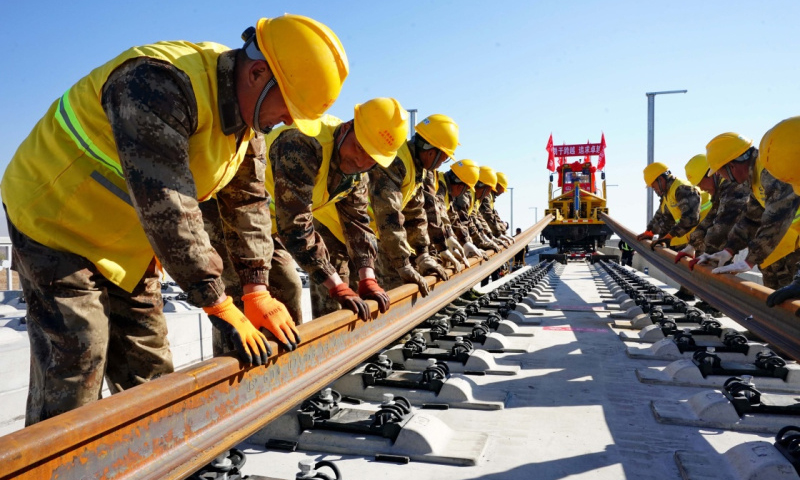 圖為11月1日，在京張高鐵河北懷來段鋪軌現場，中鐵三局的工人鋪下京張高鐵全線第一節軌排。（新華社記者 楊世堯 攝）