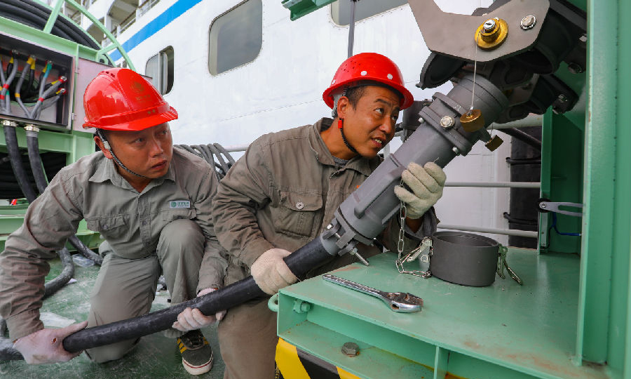 建成后的港口年停靠旅游客輪3000艘次，客運吞吐量200萬人次，岸電總容量7500千伏安，預計年替代電量1200萬千瓦時，可替代燃油3060噸，相當于有害物排量減少二氧化碳9638.92噸、一氧化碳5.54噸、二氧化硫14.57噸、氮氧化物9.32噸。三峽秭歸旅游母港作為長江一個生態示范港口，正以全新的姿態閃耀在長江經濟帶上。圖為湖北秭歸縣供電公司員工正在安裝調試設備。（本組圖 雷勇 張蔚藍 攝）