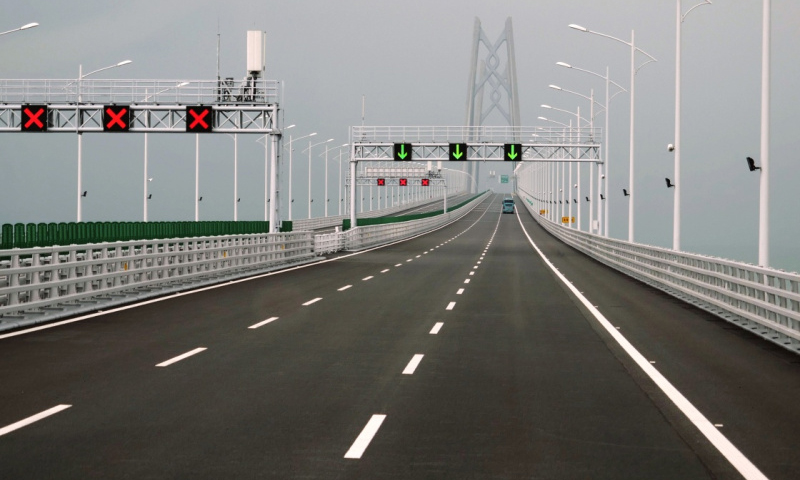 圖為10月24日，車輛在港珠澳大橋上行駛。新華社發（王申 攝）