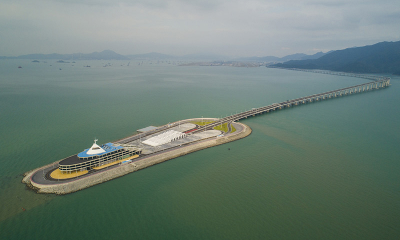 即將于10月24日通車的港珠澳大橋跨越伶仃洋，在香港、珠海和澳門三地之間架起一條直接陸路的通道。圖為10月13日無人機拍攝的港珠澳大橋香港段。（新華社記者 呂小煒 攝）
