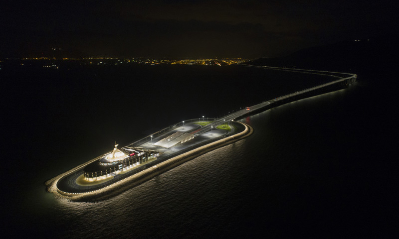 圖為10月13日無人機拍攝的港珠澳大橋香港段。（新華社記者 呂小煒 攝）