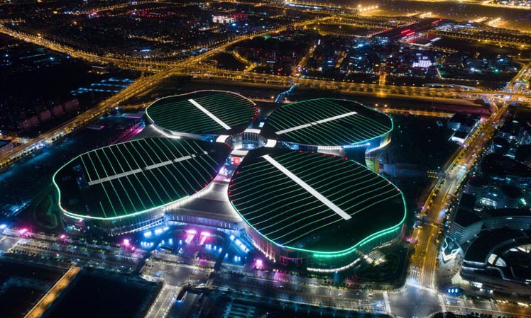 圖為夜幕下的中國國際進口博覽會舉辦場地——國家會展中心（上海）。（新華社記者 丁汀 攝）