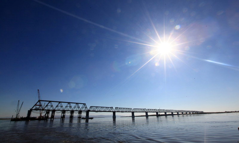 圖為10月13日拍攝的同江中俄鐵路大橋中方建設部分。（新華社記者 馬知遙 攝）