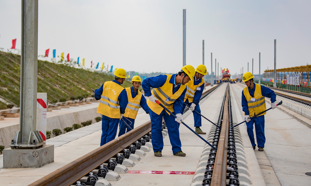 為確保昌贛客專鋪軌作業順利推進，施工方中鐵十一局結合項目交叉施工多、運輸距離長等特點，引進了一套鐵路工程安全調度管理系統，能夠遠距離實時監控、實時通訊，實現了鋪軌作業管理信息化和標準化。圖為9月29日，中鐵十一局建設者在昌贛高鐵樟樹東鋪軌基地進行500米長軌鋪設作業。