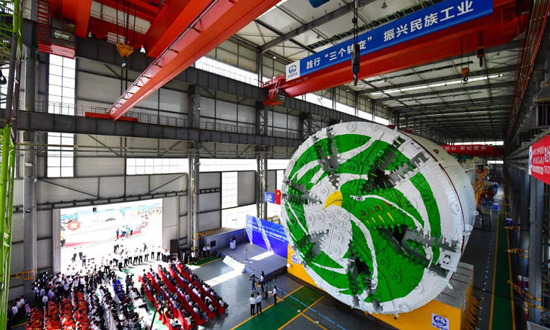 9月29日，我國自主設計制造的最大直徑泥水平衡盾構機下線。這一直徑15.8米、足有5層樓高的巨型隧道掘進設備由中鐵工程裝備集團、中鐵隧道局集團等單位聯合研制，將用于深圳市春風隧道工程。圖為9月29日，在河南鄭州舉行我國自主研制最大直徑泥水平衡盾構機下線儀式。（新華社記者 馮大鵬 攝）
