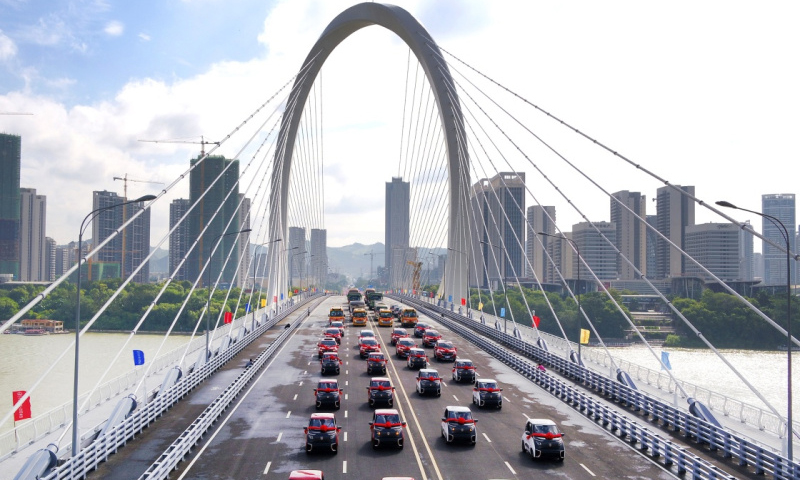 9月28日，由中鐵上海局承建的廣西柳州白沙大橋建成通車。圖為廣西柳州市生產的汽車編隊從白沙大橋上經過。新華社發（黎寒池 攝）