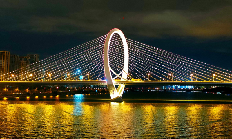 圖為9月27日晚，工人在白沙大橋上進行調試燈光施工。新華社發（黎寒池 攝）