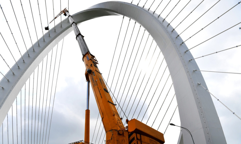 圖為9月26日，工人們在白沙大橋上進行燈光調試施工。新華社發（黎寒池 攝）