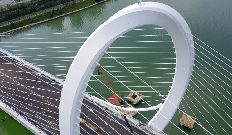 圖為9月3日，工人們在白沙大橋主塔上施工。新華社發（黎寒池 攝）