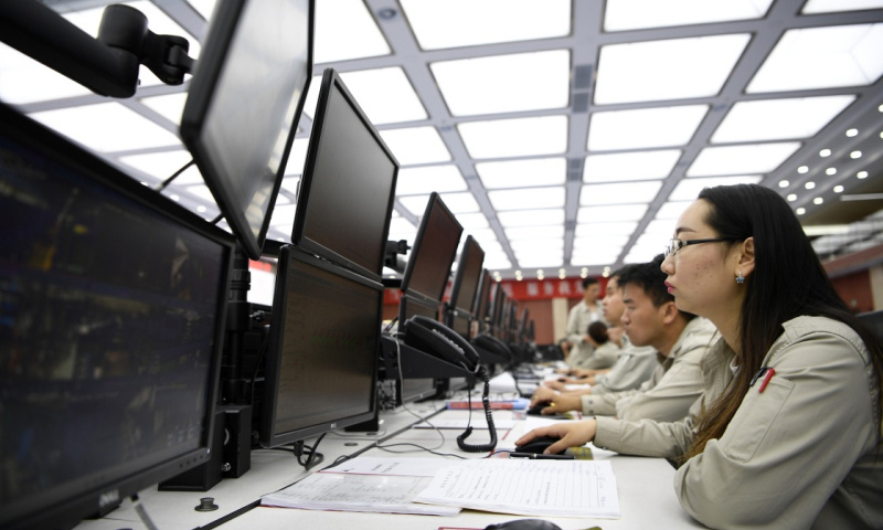 8月3日，在國能神華寧煤集團400萬噸煤制油項目中控室，工作人員在監控生產數據。（新華社記者 王鵬 攝）