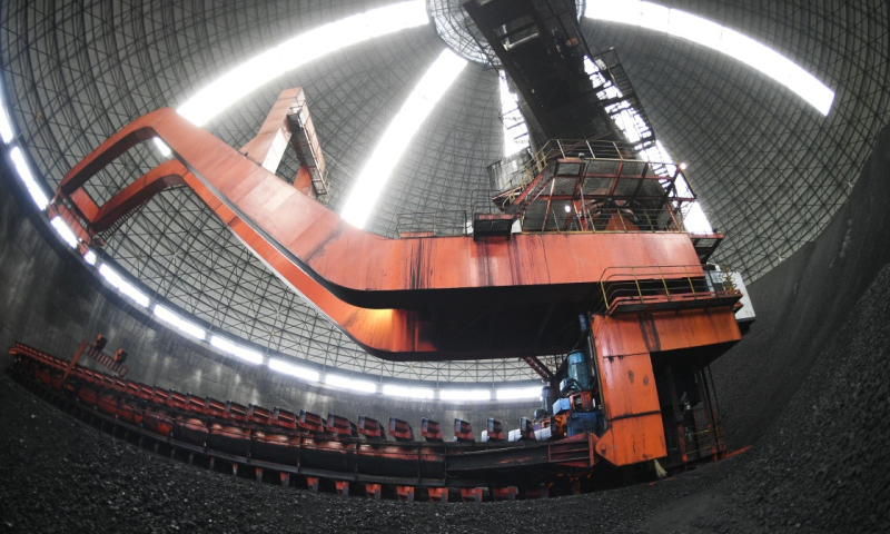 圖為國能神華寧煤集團400萬噸煤制油項目備煤倉。（新華社記者 王鵬 攝）