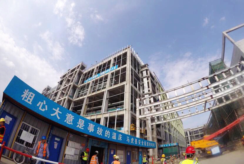 中建一局廣州超視堺第10.5代TFT-LCD顯示器生產線項目規劃建筑面積178萬平方米，總投資額610億元，是目前全球投資額最大的高科技廠房項目，也是廣州改革開放以來單筆投資最大的先進制造業項目。圖為廣州超視堺第10.5代線項目廠房。（國資委免费菠萝视频app下载 語謙攝）