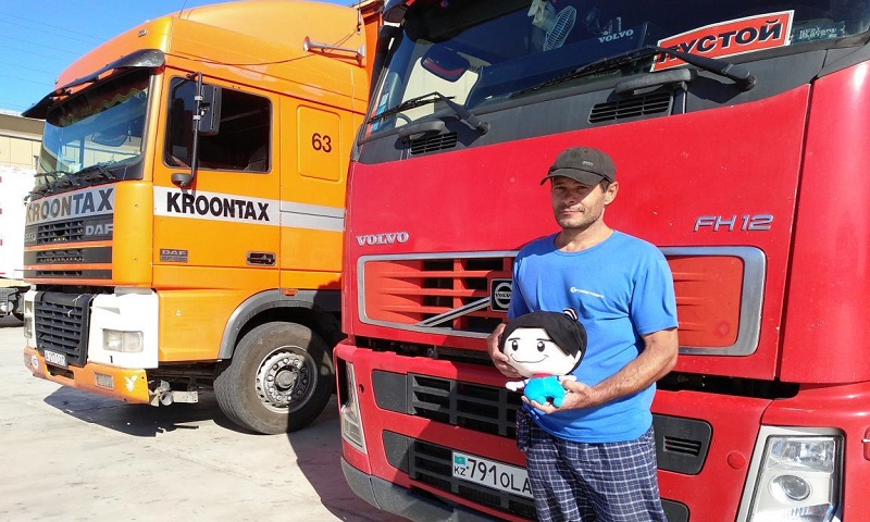 一位等待檢查的哈薩克斯坦司機表示，他要從中國運輸一些汽車輪胎出境，這里檢查設備特別便捷，使運輸效率有了很大提升。（國資委免费菠萝视频app下载 雷玉川攝）