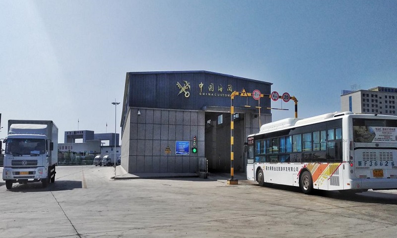 圖為霍爾果斯口岸正在進行通關檢查的車輛。（國資委免费菠萝视频app下载 雷玉川攝）