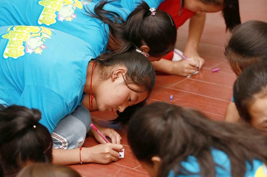 地處青藏高原東部的甘肅卓尼縣是少數民族地區，是國家級貧困縣，經濟、文化、教育相對落后。本次主題為“幸福空間 筑夢同行”的勵志夏令營，由中建八局團委和卓尼縣團委攜手發起，并得到了上海浦東心教育社區青少年發展中心的協助。（王廣濱）
