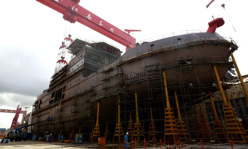 8月14日，記者在江南造船（集團）有限責任公司的船塢里看到，我國第一艘自主建造的極地科學考察破冰船“雪龍2”號，目前已完成全部主船體的結構合攏，雄姿初現。圖為8月14日拍攝的“雪龍2”號建造現場。（新華社記者 張建松 攝）